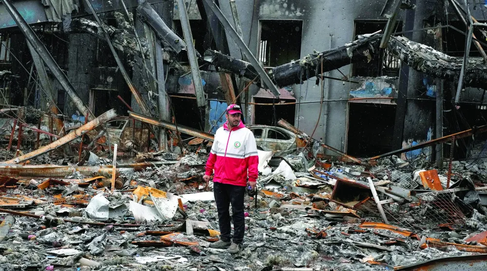 عنصر في «الهلال الأحمر الإيراني» اليوم السبت أمام ركام مبنى شركة تعرض للقصف في طهران يوم 1 مارس 2026 (أ.ب)