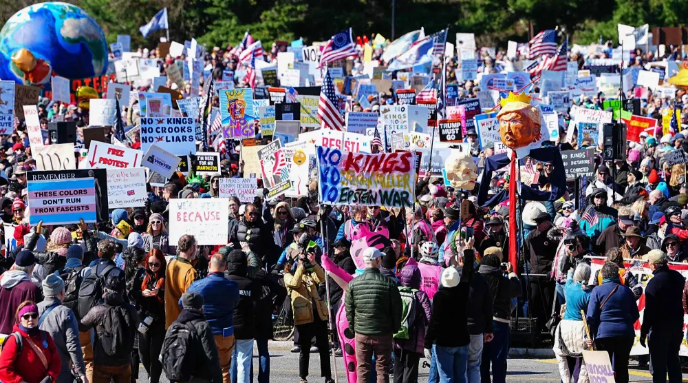 مظاهرة احتجاجية ضد الرئيس الأميركي دونالد ترمب في العاصمة واشنطن (أ.ف.ب)