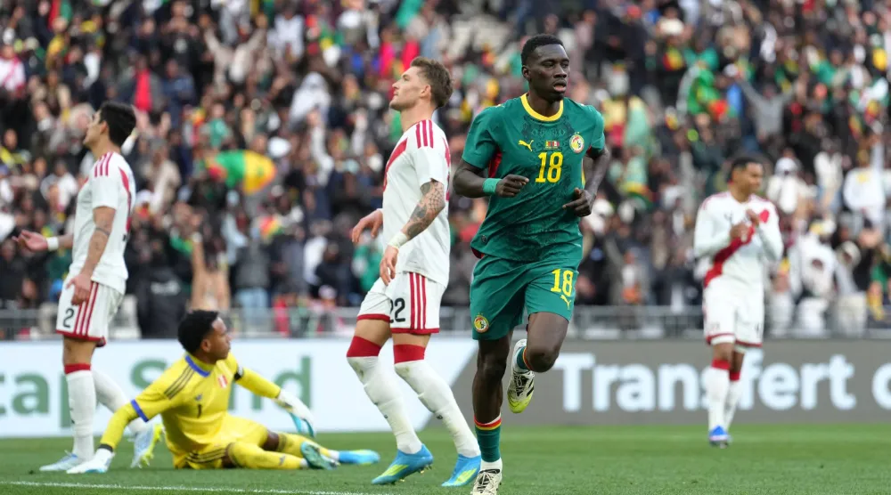 إسماعيلا سار يحتفل بعد تسجيله الهدف الثاني للسنغال في بيرو (أ.ب)