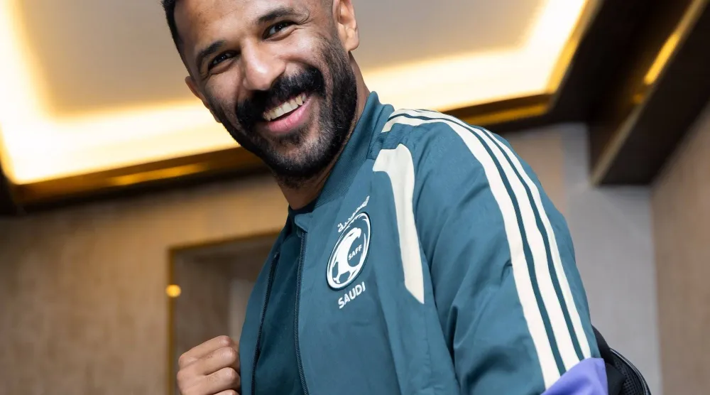 العويس لدى مرافقته بعثة الأخضر إلى صربيا (المنتخب السعودي)
