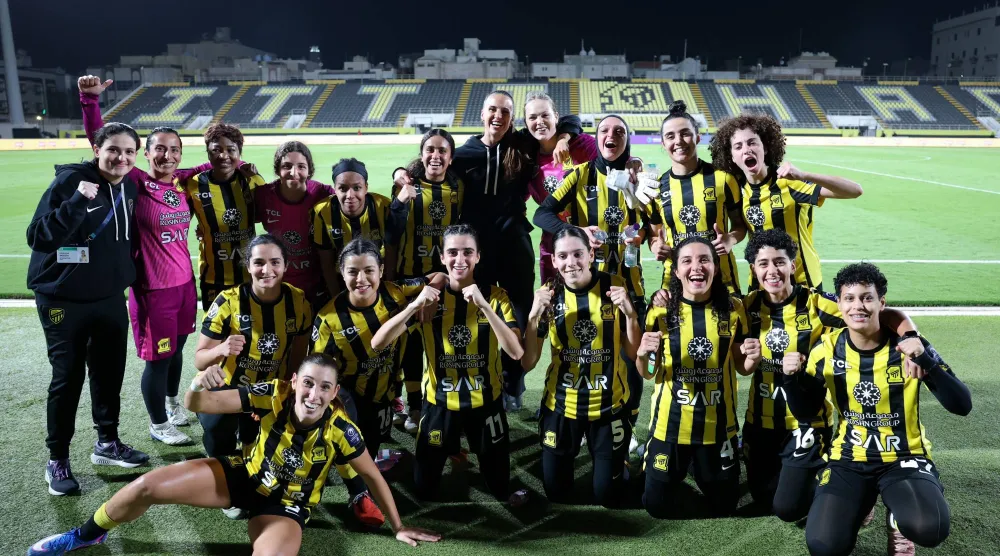 لاعبات الاتحاد يحتفلن بالفوز على القادسية (موقع النادي)