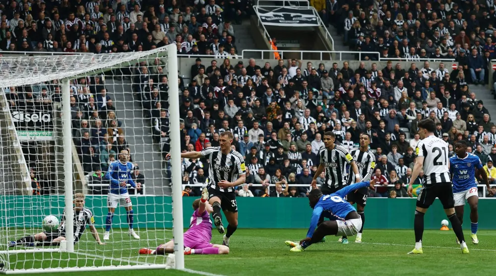 برايان بروبي لاعب سندرلاند يحرز هدف فوز فريقه على نيوكاسل (رويترز)