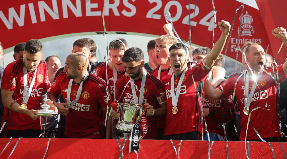 برونو فرنانديزبعد أن قاد مانشسترر يونايتد للفوز بكأس الأتحاد الإنجليزي (غيتي)