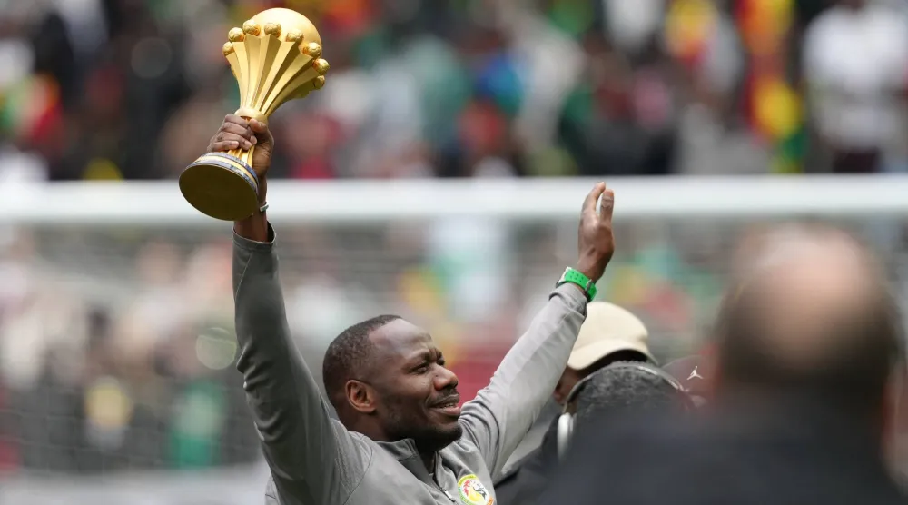 بابي ثياو محتفلاً بكأس أفريقيا في ملعب فرنسا الدولي (أ.ب)