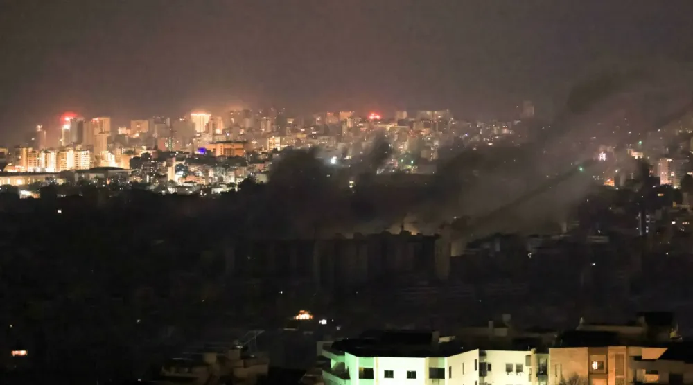 İsrail'in hava saldırısının hedefi olan Beyrut'un güney banliyölerinden duman yükseliyor (Reuters)