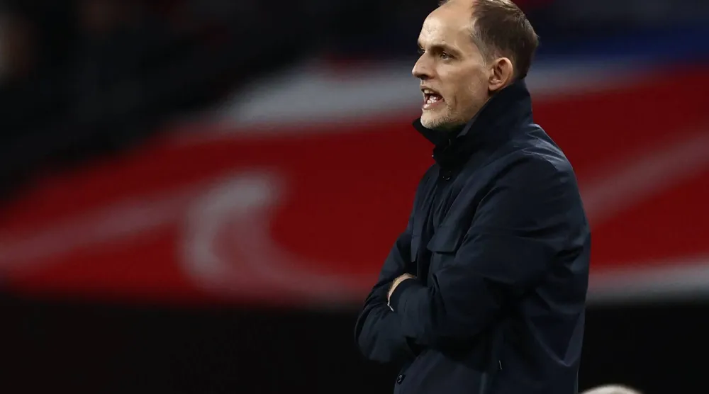 توخل يراقب أداء لاعبيه أمام أوروغواي (أ.ف.ب)