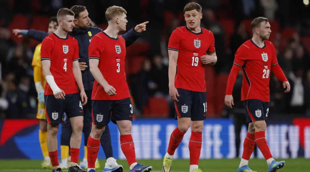 لاعبو إنجلترا خلال مباراتهم الودية الأخيرة أمام أوروغواي (رويترز)