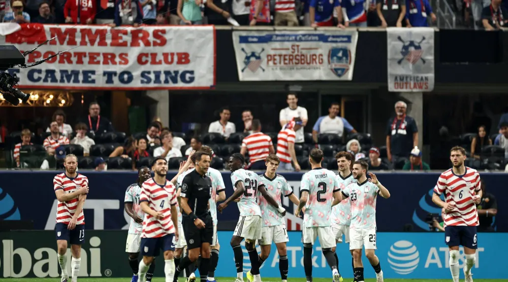 لاعبو بلجيكا يحتفلون بأحد أهدافهم في المباراة (أ.ف.ب)