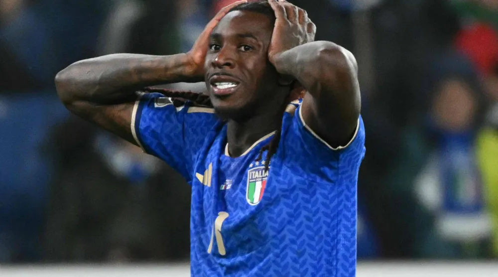 الإيطالي مويس كين متفاعلا مع مجريات المباراة الأخيرة أمام آيرلندا (أ.ف.ب)