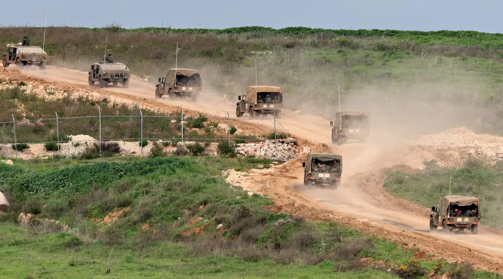آليات عسكرية إسرائيلية عند الحدود اللبنانية (إ.ب.أ)