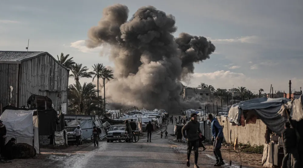 تصاعد الدخان في خان يونس بعد غارة إسرائيلية قرب مخيم يؤوي نازحين في دير البلح بوسط قطاع غزة (د.ب.أ)