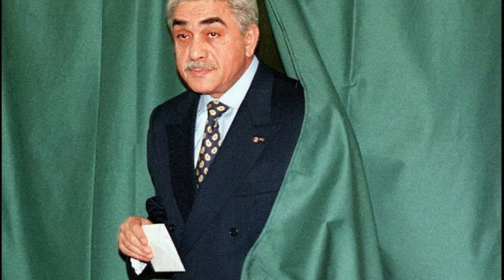 الرئيس الجزائري الأسبق اليامين زروال يدلي بصوته في انتخابات البرلمان عام 1997 (أرشيفية - أ.ف.ب)