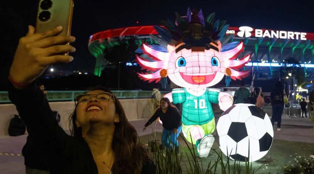 جماهير المكسيك تحتفل بإعادة افتتاح استاد «أزتيكا» متجاهلة توتر ما قبل كأس العالم (رويترز)