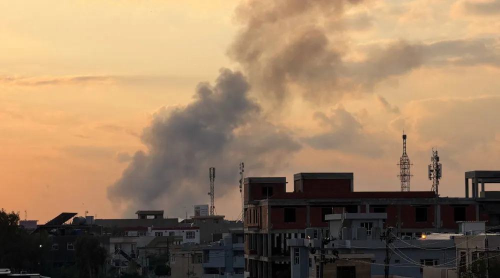 يتصاعد الدخان عقب غارة جوية استهدفت مقراً لقوات «الحشد الشعبي» في مطار كركوك الدولي (رويترز)