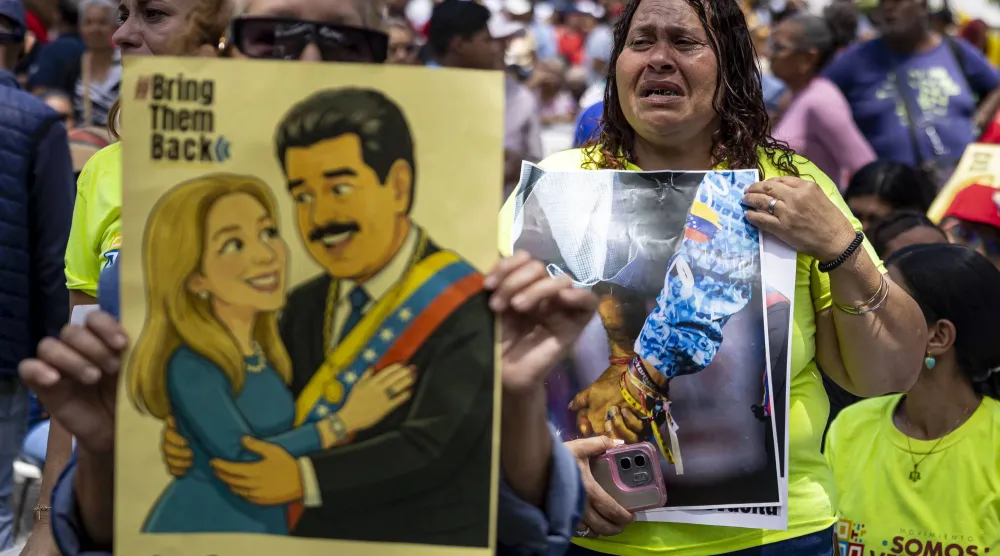 تظاهر مواطنين بكاراكاس في 26 مارس 2026 دعماً للرئيس الفنزويلي السابق نيكولاس مادورو وزوجته سيليا فلوريس (إ.ب.أ)