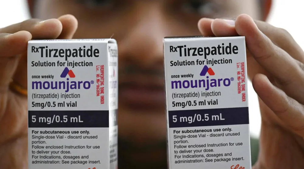 يعرض موزع أدوية قوارير دواء مونجارو (تيرزيباتيد) في مكتبه بمدينة ثين في الهند (أ.ف.ب)