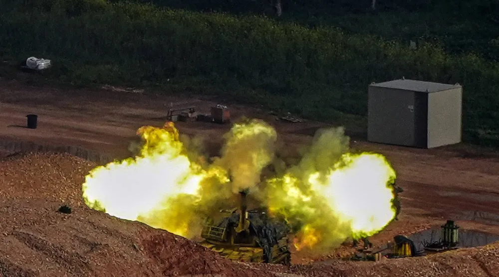 وحدة مدفعية إسرائيلية تطلق النار باتجاه لبنان (رويترز)