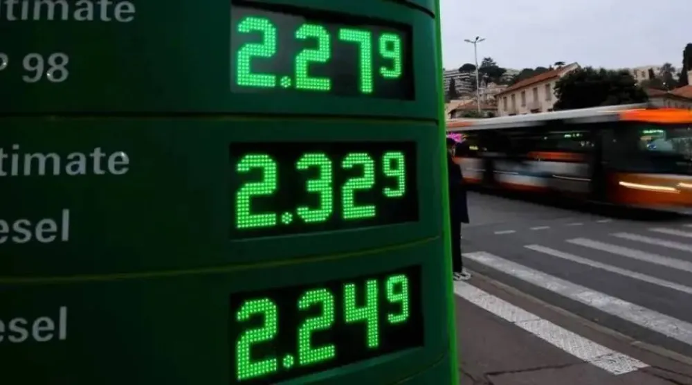 شاشة لعرض أسعار البنزين والديزل في العاصمة الألمانية برلين (أرشيفية - رويترز)