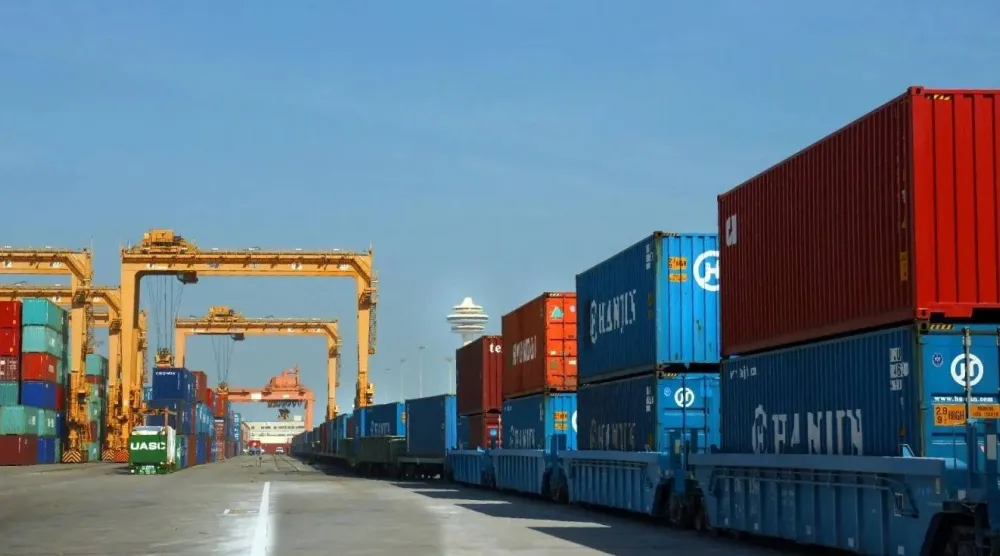 عدد من الحاويات في ميناء الملك عبدالعزيز (واس)