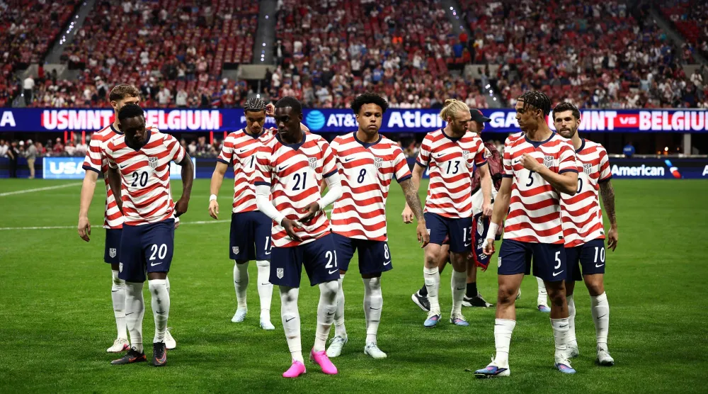 ارتدت الولايات المتحدة تصميماً مستوحى مباشرة من الخطوط الحمراء والبيضاء في العلم الأميركي (منتخب أميركا)