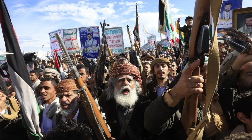 حشد من الحوثيين في صنعاء دعا إليه زعيمهم للتضامن مع إيران (إ.ب.أ)