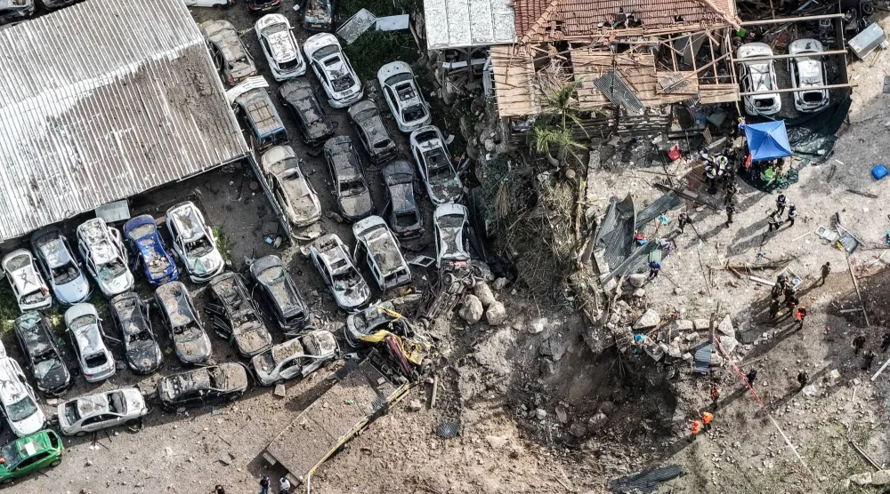 تُظهر لقطة التقطتها طائرة مسيّرة أفراد الأمن والإنقاذ الإسرائيليين وهم يعملون في موقع الارتطام عقب وابل الصواريخ الإيرانية بالقرب من بلدة أشتاول بمنطقة القدس فجر الأحد (رويترز)