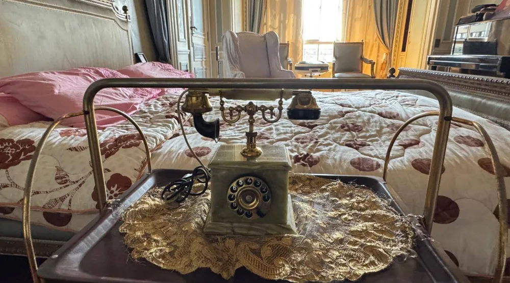 هاتف أرضي في غرفة نوم عبد حليم (الشرق الأوسط)