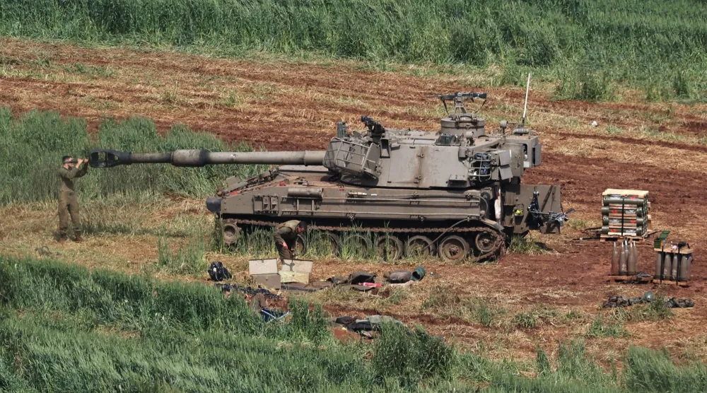 دبابة على الحدود بين إسرائيل ولبنان (إ.ب.أ)