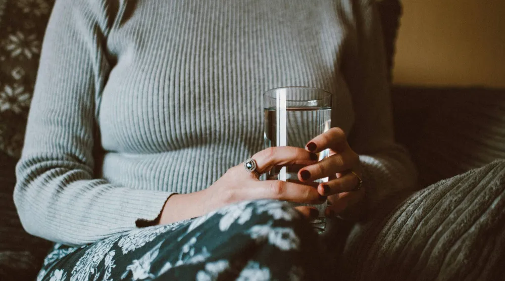 بعض المشروبات الطبيعية قد يلعب دوراً فعالاً في تهدئة الجسم والعقل وتحسين جودة النوم (بيكسلز)