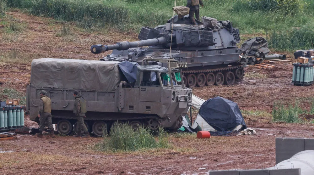 جنود إسرائيليون في مربض مدفعية بالجليل الأعلى على الحدود مع لبنان (أ.ف.ب)