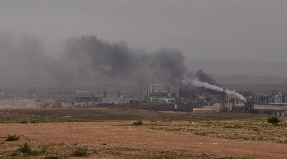 الدخان يتصاعد من منطقة صناعية في جنوب إسرائيل بعد رصد الصواريخ الإيرانية (أ.ب)