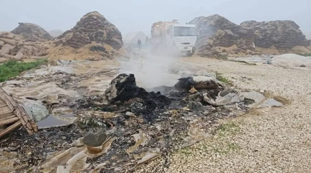 أضرار مادية في مستودع للقمح بالقرب من قاعدة قسرك بعد إسقاط الدفاعات الجوية الأميركية مسيرات انتحارية فجر الأحد (فرات بوست)