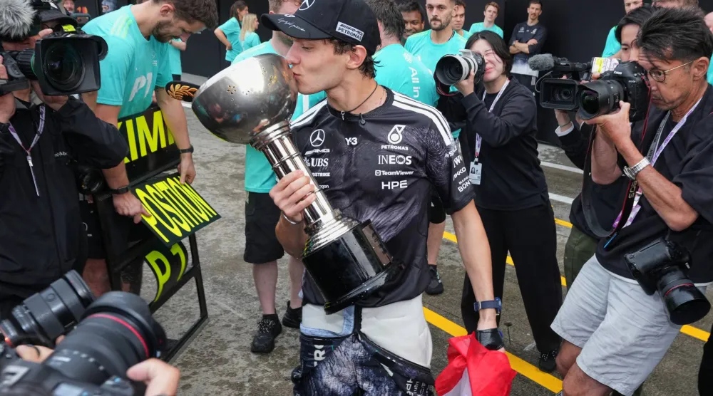 الإيطالي كيمي أنتونيلي يحتفل بلقب اليابان (أ.ب)