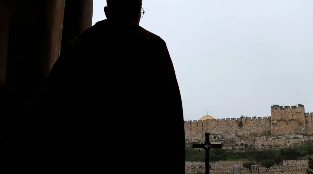 بطريرك اللاتين في القدس الكاردينال بييرباتيستا بيتسابالا يقيم صلاةً بمناسبة أحد الشعانين بعد أن منعته إسرائيل من الوصول إلى كنيسة القيامة (أ.ف.ب)