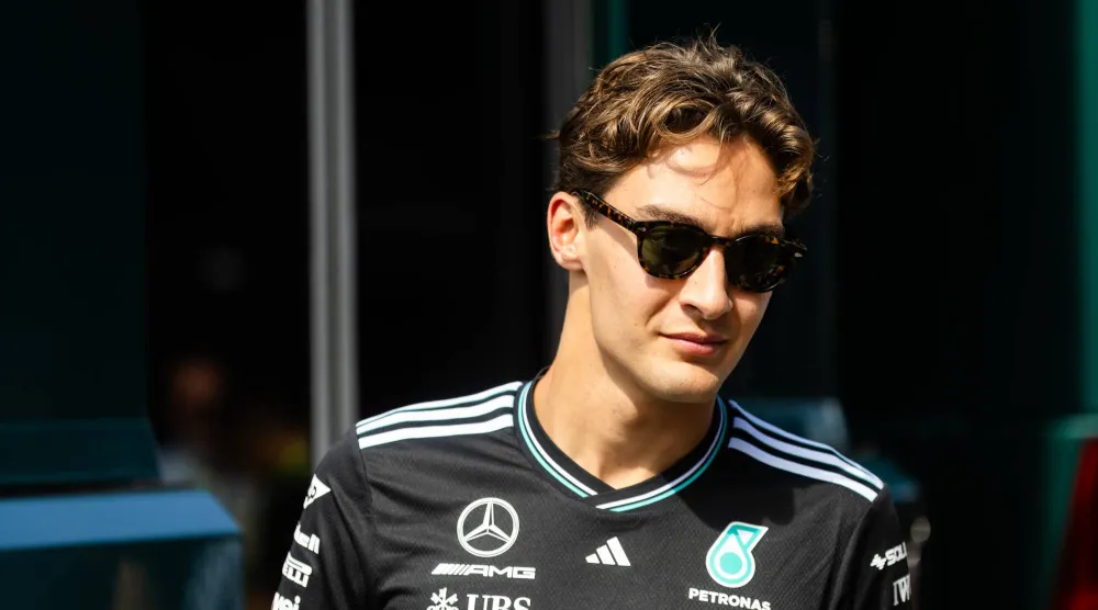 البريطاني جورج راسل سائق مرسيدس يعاني في سوزوكا (د.ب.أ)