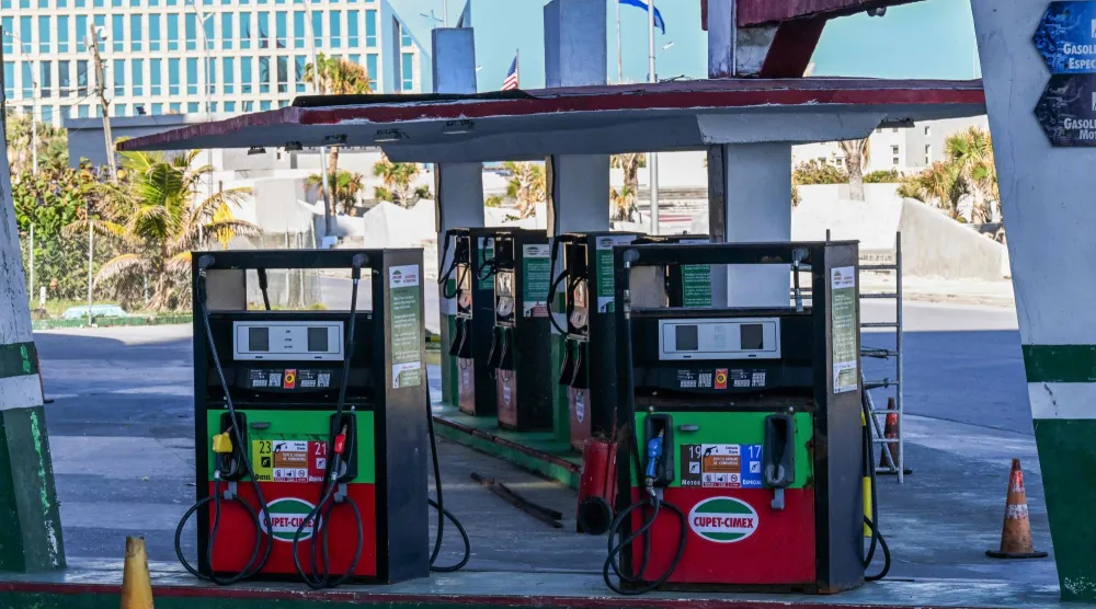 كوبا تعاني شحّاً في البنزين بعد ضغوط أميركية لوقف صادرات الطاقة إلى الجزيرة (أ.ف.ب)