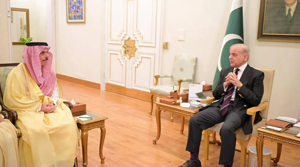 محمد شهباز شريف مستقبلاً الأمير فيصل بن فرحان في إسلام آباد الأحد (وزارة الخارجية السعودية)