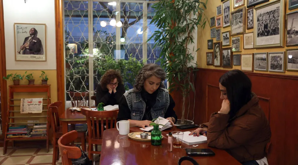 إيرانيات يجلسن داخل مقهى في طهران (أ.ف.ب)