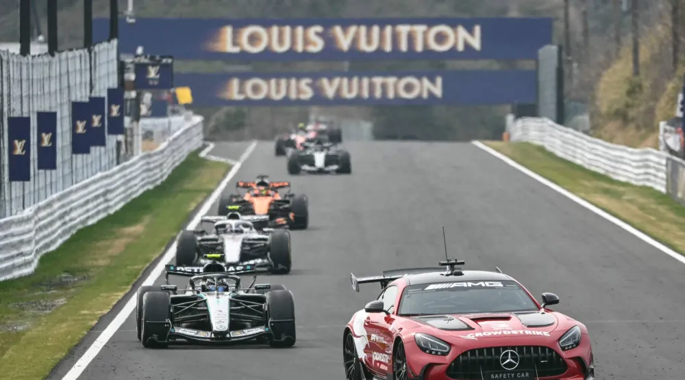 سيارة الأمان دخلت الحلبة عقب حادث بيرمان في «سوزوكا» (أ.ف.ب)