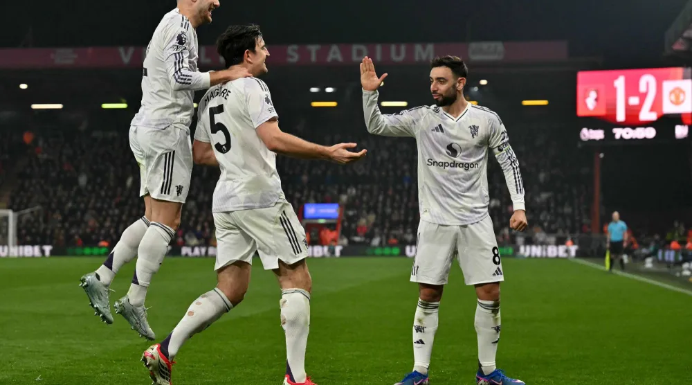 لاعبو يونايتد في مشه إحتفالي بعد استعادة التوهج والمنافسة على مركز بالمربع الذهبي (ا ف ب)