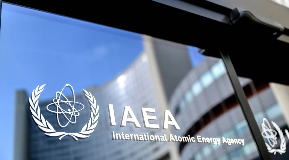 شعار الوكالة الدولية للطاقة الذرية في مقر الوكالة بفيينا (إ.ب.أ)