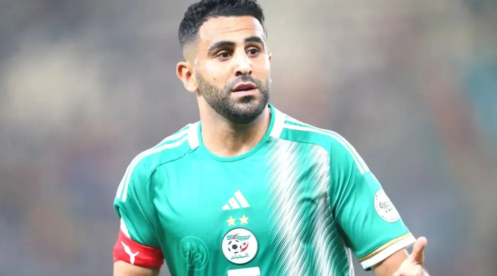 رياض محرز قائد المنتخب الجزائري ونجم نادي الأهلي السعودي (كاف)