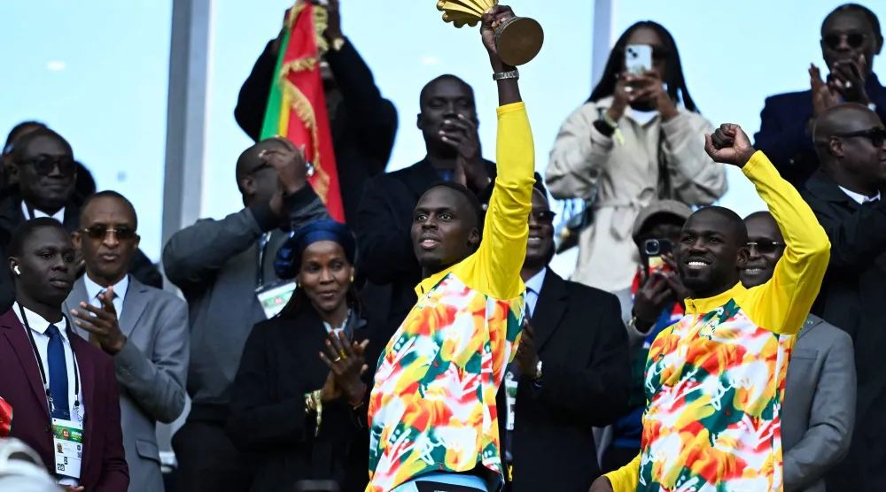 الحارس السنغالي إدوارد ميندي يرفع كأس أفريقيا بباريس (أ.ف.ب)