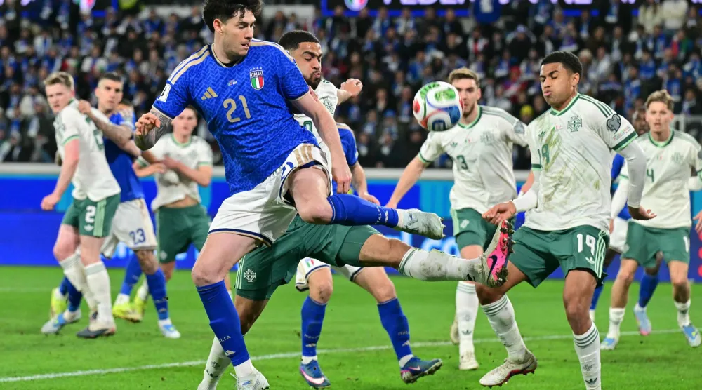 أليساندرو باستوني مدافع فريق إنتر ميلان الإيطالي بمواجهة أيرلندا الشمالية (أ.ف.ب)
