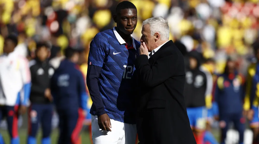 ديشان في حديث مع مواني بعد نهاية المباراة (إ.ب.أ)