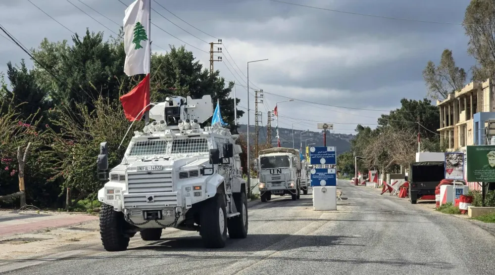 UNIFIL araçları, Lübnan'ın güneyindeki Nakura bölgesinde bir Lübnan ordusu mevzisinin önünden geçiyor (AFP)