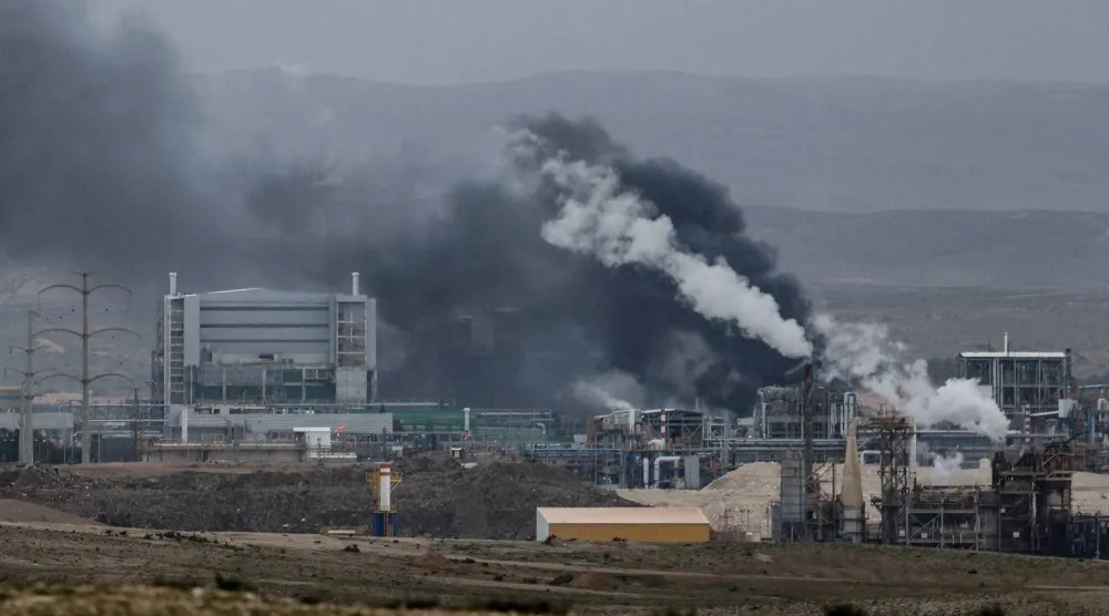 دخان كثيف يتصاعد من موقع ضربة إيرانية في جنوب إسرائيل أمس (رويترز) ... وفي الإطار وزراء خارجية السعودية وباكستان ومصر وتركيا قبيل اجتماعهم في إسلام آباد (أ.ف.ب)