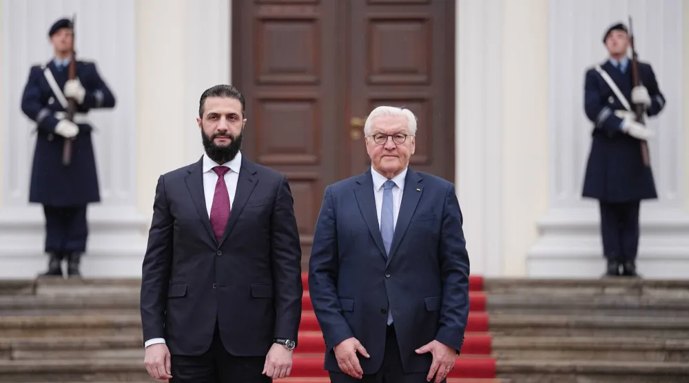 الرئيس الألماني فرانك-فالتر شتاينماير يستقبل الرئيس السوري أحمد الشرع أمام قصر بيلفيو في برلين (أ.ب)