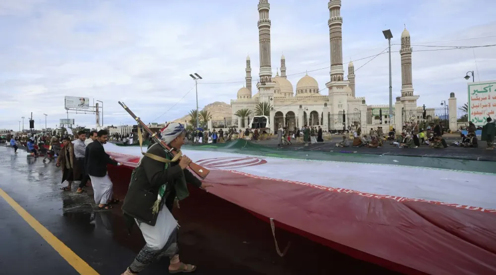 Sana’da İran bayrağını taşıyan Husiler (EPA)