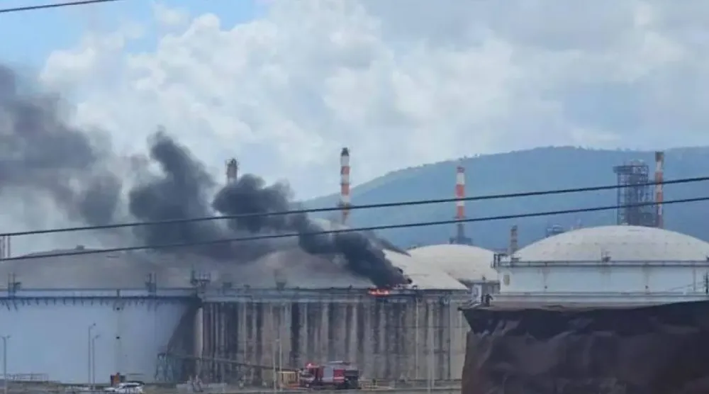 İsrail medyasında yayınlanan bir fotoğrafta Hayfa rafinerisindeki yangın görülüyor.